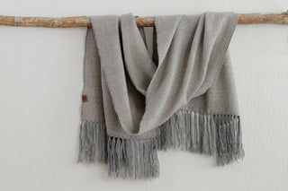 Chal_de_Vestir_Flecos_Gris_y_Beige