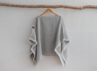 Poncho Corto Crudo y Gris