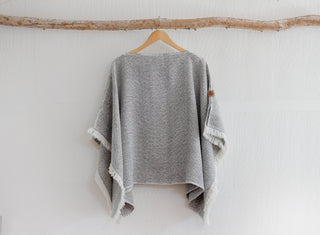 Poncho Corto Crudo y Gris Medio