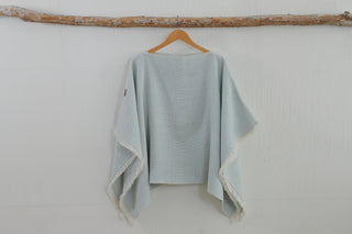 Poncho Corto Crudo y Verde Agua