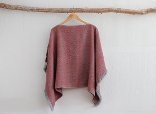 Poncho Corto Gris y Rojo