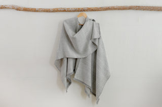 Ruana Media Gris y Crudo